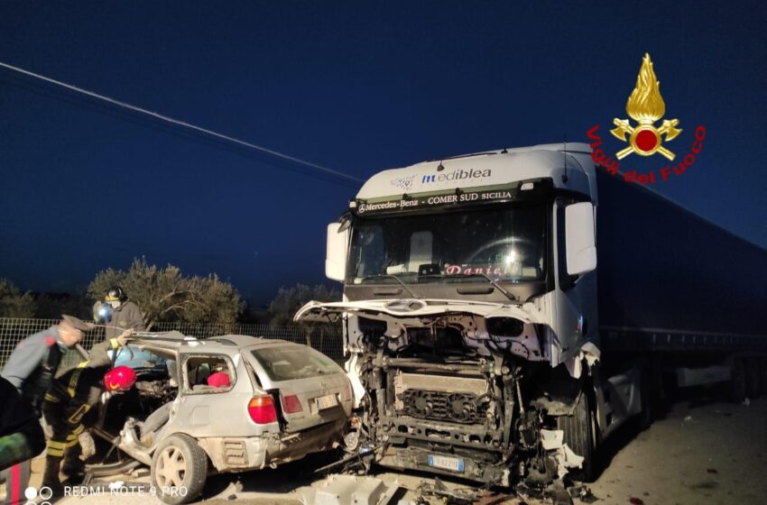 Terribile incidente stradale: tre vittime sulla Pachino-Rosolini, scontro auto-tir