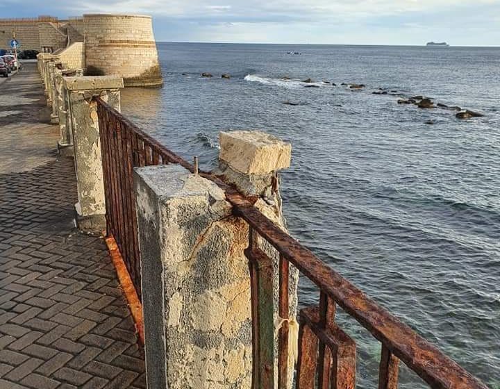 Siracusa. Le ringhiere di Ortigia sempre più in "sofferenza": una foto riporta l'attenzione sui rischi