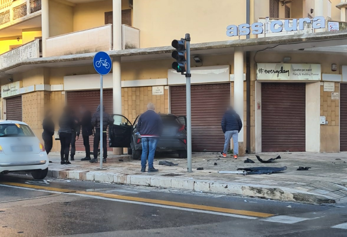 Siracusa. Incidente in via Francica Nava, auto finisce contro un
