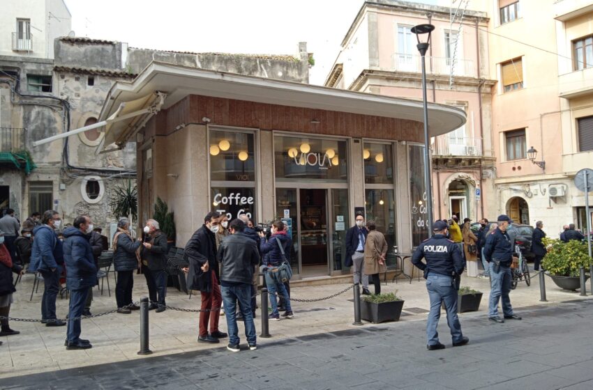  Siracusa. In tanti al Bar Viola per dire "no" alla criminalità: manifestazione spontanea