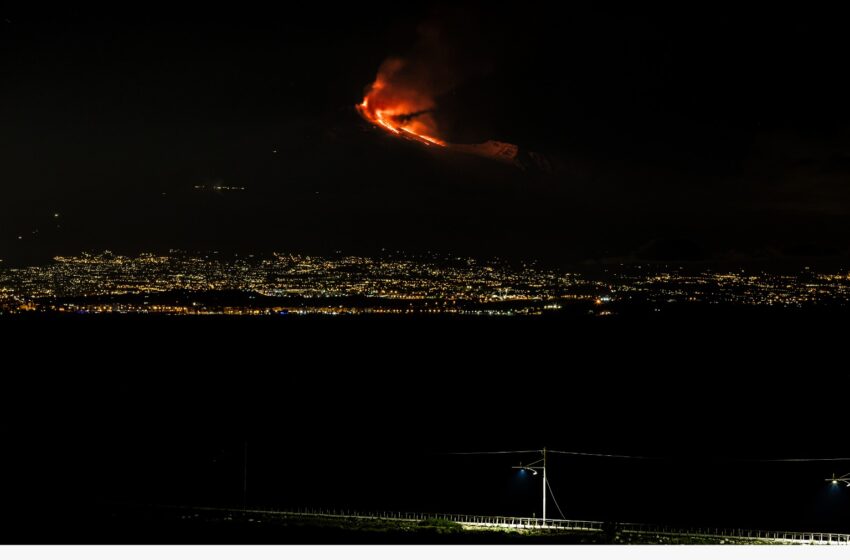  La spettacolare eruzione dell'Etna vista da Siracusa, le foto viaggiano sui social