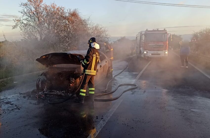  Siracusa. Auto prende fuoco mentre è in marcia: è accaduto a Santa Teresa Longarini