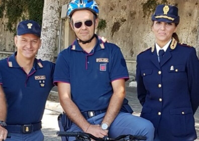  Saluta il vicequestore Francesco Bandiera, alla guida delle Volanti va Giulia Guarino
