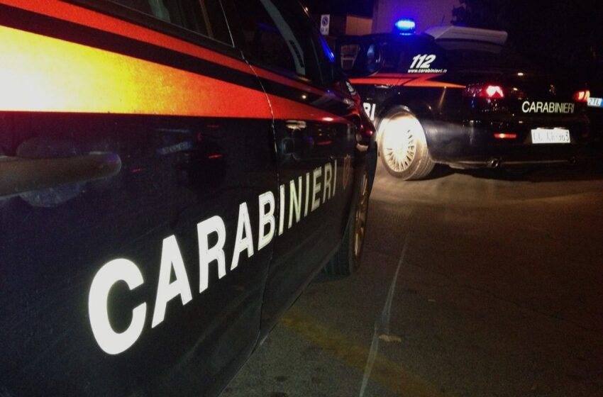  Siracusa. Chiede soldi all'ex per risarcirlo dell'interruzione del rapporto e sfonda la porta di casa