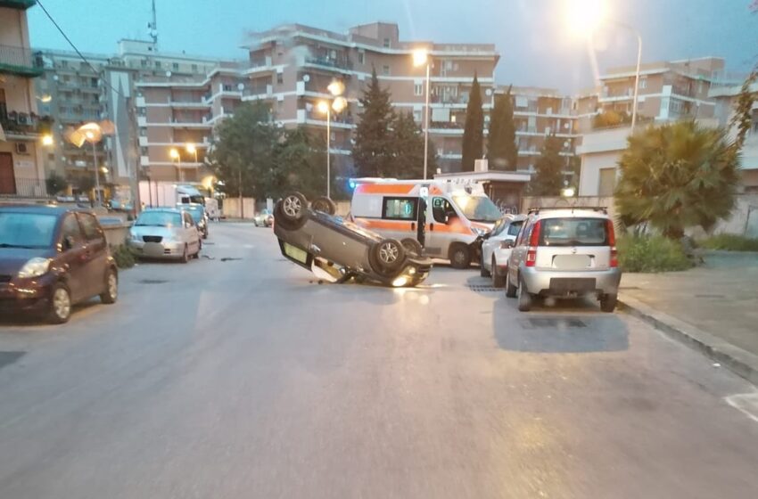  Siracusa. Incidente in via dell'Olimpiade, auto si ribalta al centro della sede stradale