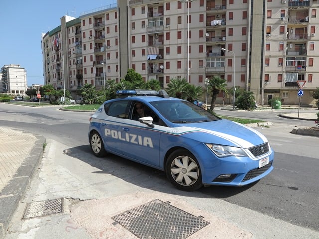  Siracusa. Lancia un marsupio dal terrazzo e fugge, sequestrata droga e denaro