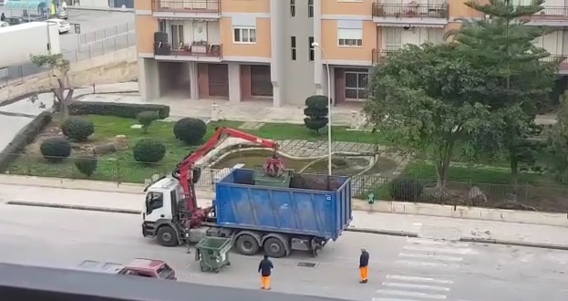  Siracusa. Prosegue la rimozione dei cassonetti stradali alla Mazzarona