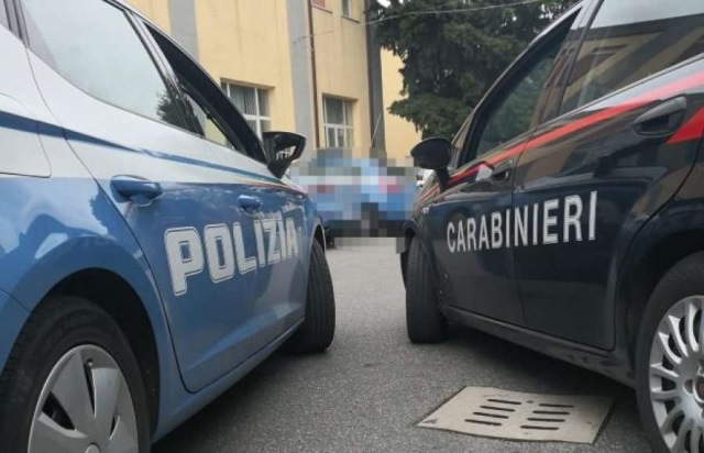  "Metti la mascherina", ma reagisce con calci e pugni: ai domiciliari un 26enne