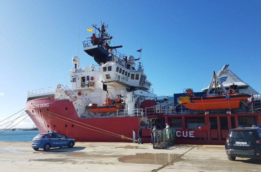  Ocean Viking in porto ad Augusta, salgono a 49 i migranti positivi al covid