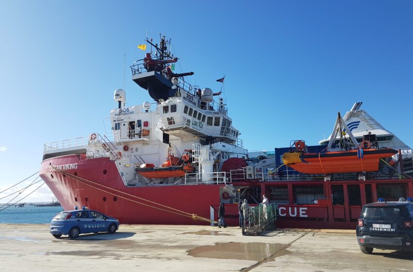  Ocean Viking ad Augusta, operazioni di sbarco e trasbordo: in quarantena gli 8 positivi