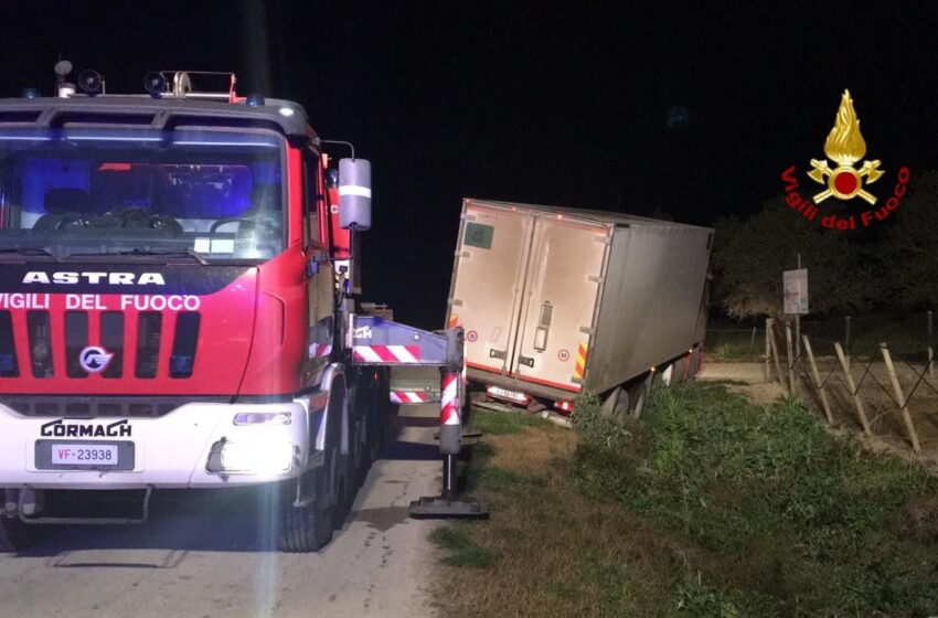  Camion finisce fuoristrada nel netino, nessun ferito