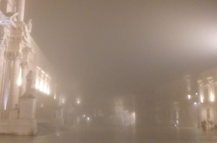  Siracusa. La Lupa inghiotte la città, la nebbia "nasconde" anche il tribunale