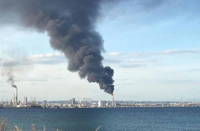  Zona industriale, guasto in Versalis: alta colonna di fumo, fermato impianto Etilene