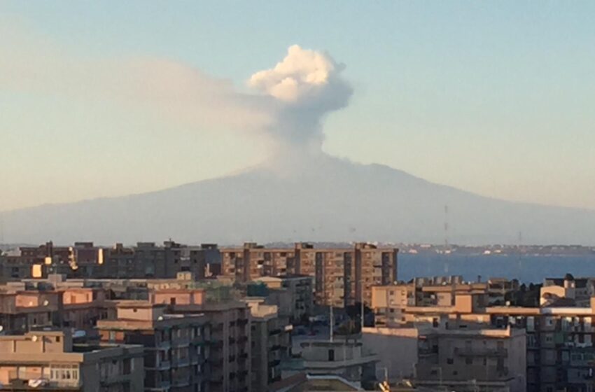  Esplosione improvvisa sull'Etna, visibile anche da Siracusa la nube di cenere