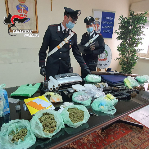  Un appartamento deposito di droga e armi della malavita organizzata: scoperto dai carabinieri