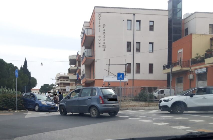  Siracusa. Incidente in viale Scala Greca, auto finisce sull'aiuola spartitraffico