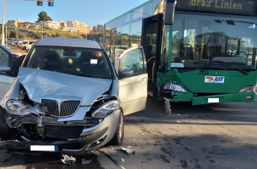  Siracusa. Incidente in largo Ganci tra un bus e un'auto: ferita una donna