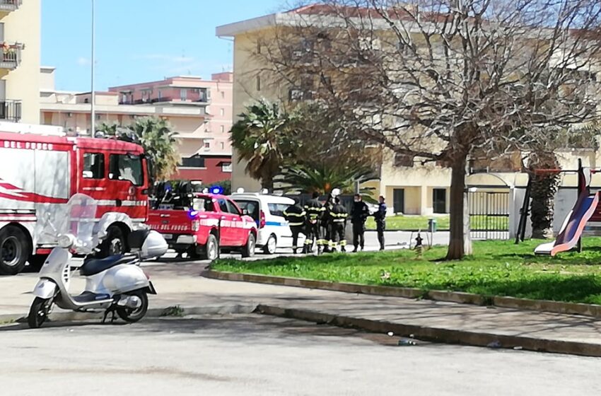  Lo racconto a SiracusaOggi.it: cade palo della luce in via Lentini, Vigili del Fuoco sul posto