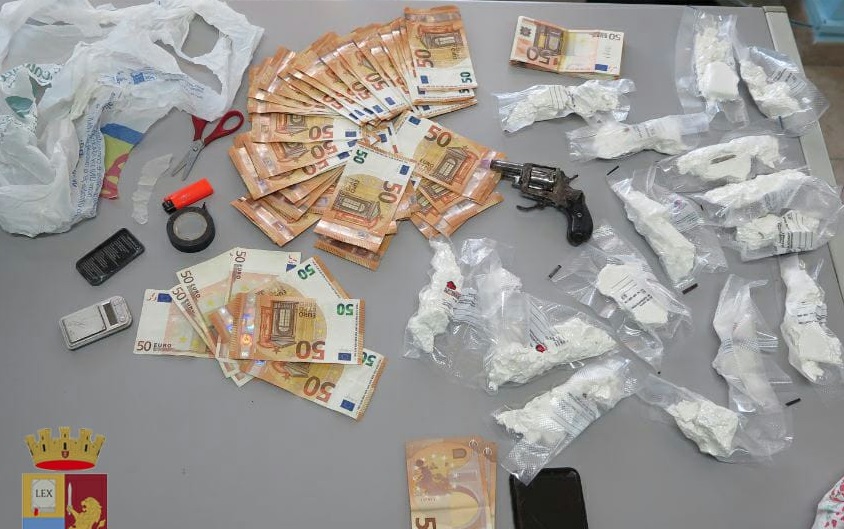  Soldi e cocaina per 80.000 euro nascosti in giardino: arrestato dalla Polizia un 31enne