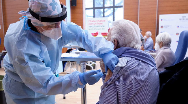  Siracusa. Vaccini Pfizer, dall'8 aprile ripartono le prenotazioni per i fragili e gli over 80