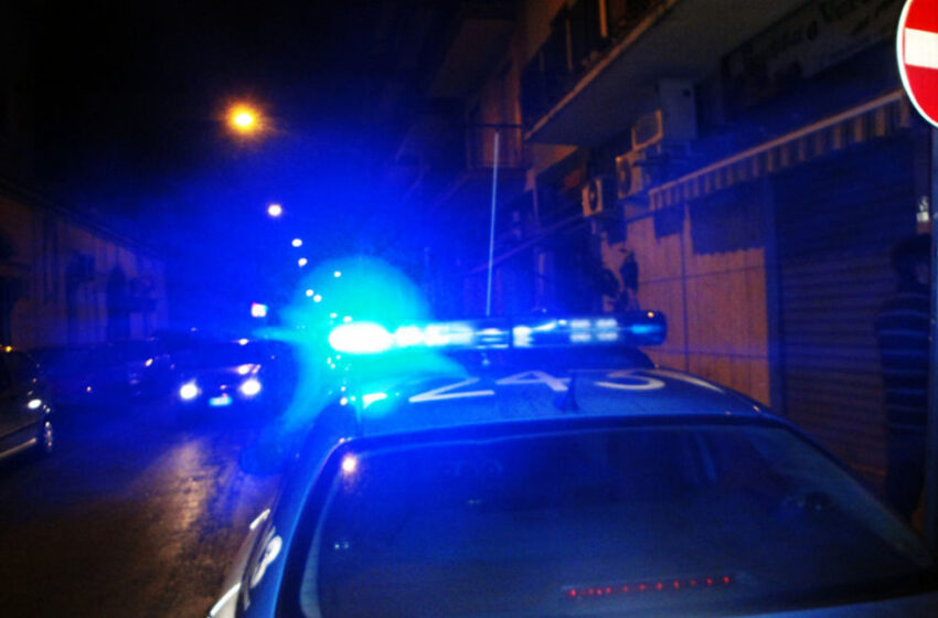  Siracusa. Musica ad alto volume in via Cairoli,giovane prende a calci l’auto della polizia