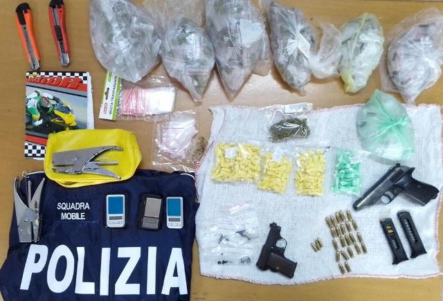  Siracusa. Centinaia di dosi di droga nascosti nel frigo di un vano "bunker": trovate anche armi