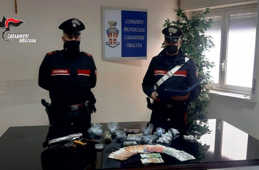  Siracusa. In auto in viale Tica, bloccato dai carabinieri: nello zaino un etto di hashish e 2.300 euro