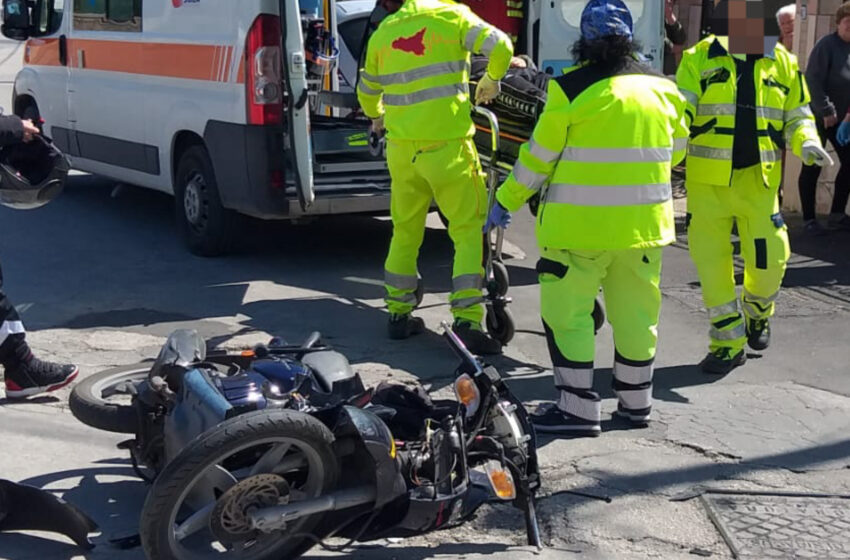  Siracusa. Incidente tra auto e scooter: codice rosso per un sedicenne