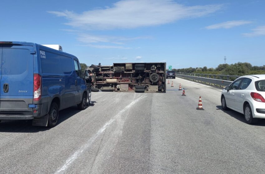  Forte vento in autostrada, autocarro si ribalta sulla Rosolini-Siracusa. Nessun ferito