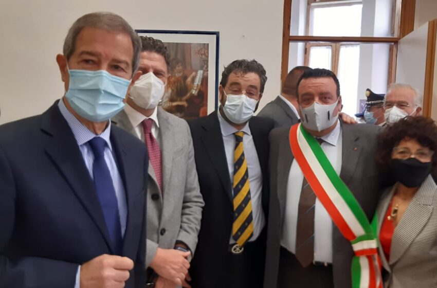  La visita a sorpresa di Musumeci in quel di Sortino: "complimenti per il centro vaccinale"