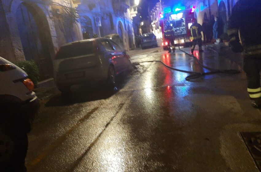  Siracusa. Incendio d'auto in via Veneto: è l'ennesimo episodio in Ortigia in poche settimane