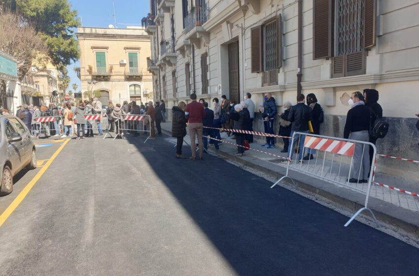  Siracusa. Dopo il caos all'ingresso dell'hub vaccinale create corsie di pre-filtraggio