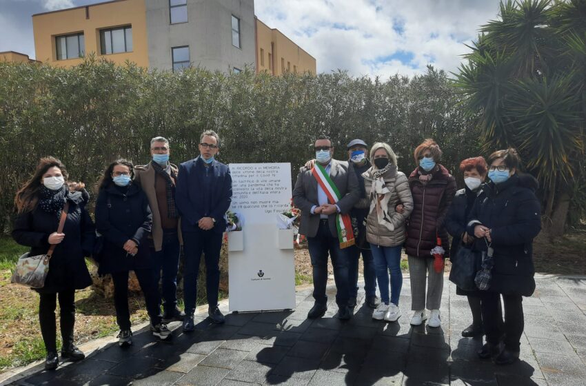  Covid, in memoria delle vittime bandiere a mezz'asta. A Sortino una stele in piazza