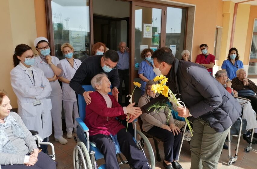  Siracusa. "Raggio di Sole", gerbere gialle alle ospiti delle Rsa: il gesto di auspicio di Federfiori