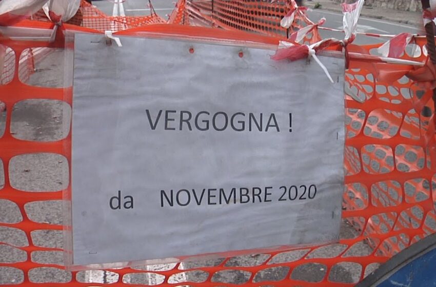  Siracusa. La crepa di viale Teracati, ira degli automobilisti: "Problema più serio del previsto"