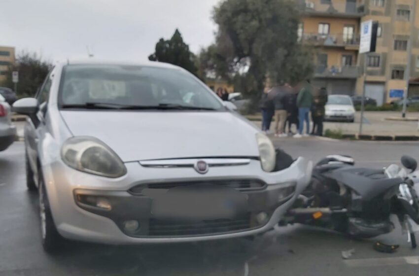  Siracusa. Auto contro scooter, incidente nella zona alta: ferito giovane centauro