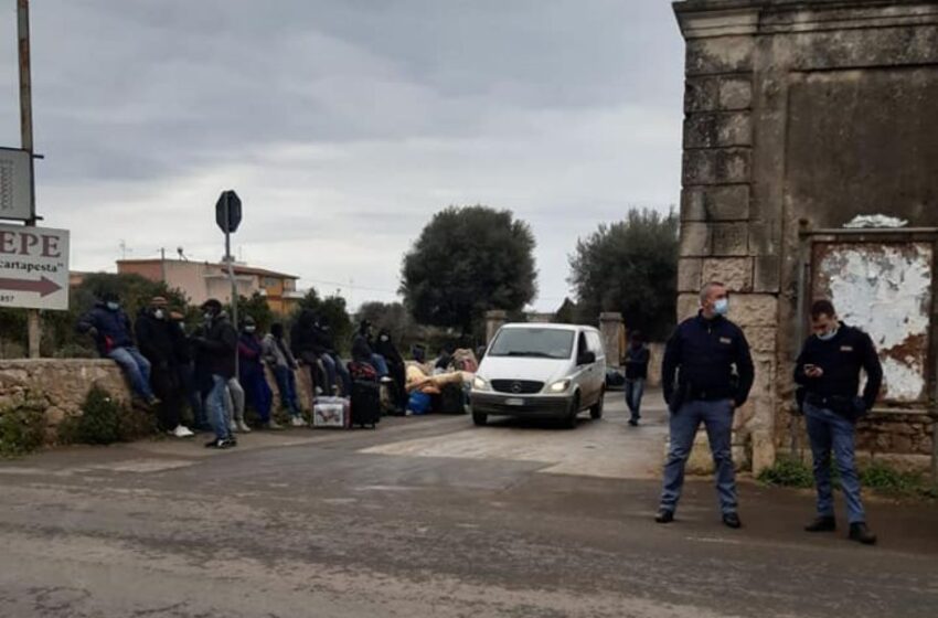  Notte in agriturismo per i 30 extracomunitari sgomberati, "accolti" dalla Cgil di Siracusa