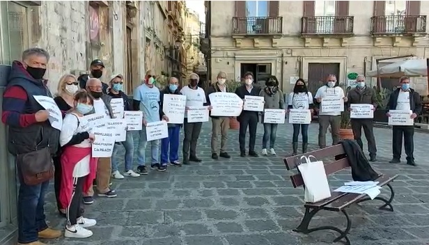  Siracusa. "No al villaggio accoglienza a Cassibile", la protesta arriva sotto la Prefettura