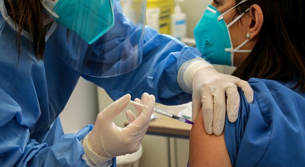  Vaccini nelle aziende del polo industriale, via libera della Regione alla sperimentazione