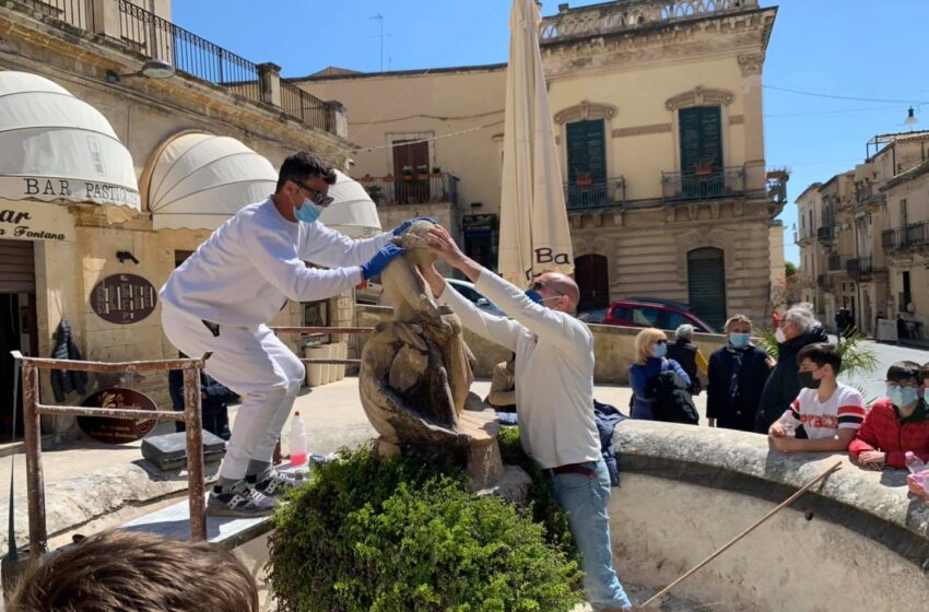  Rimessa "a posto" la testa del putto della fontana di piazza Due Ottobre a Noto