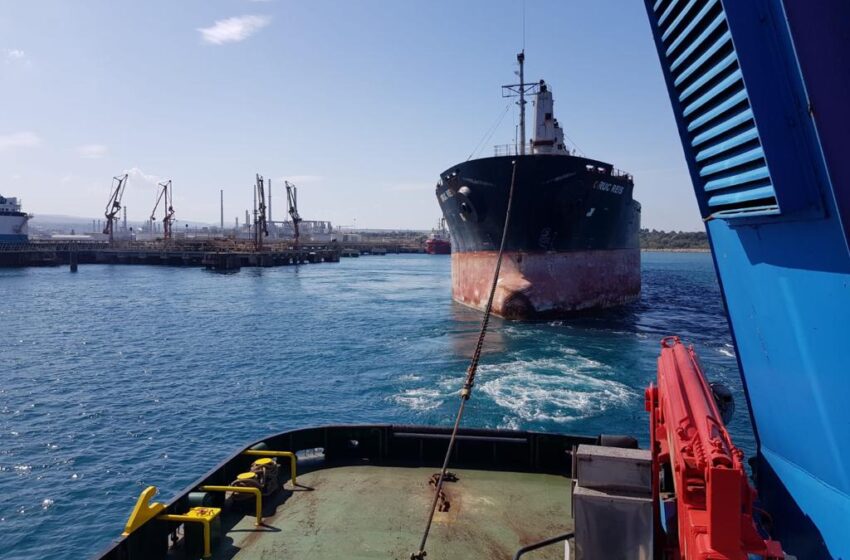  Cimitero delle navi, rimosso un primo relitto dal porto di Augusta