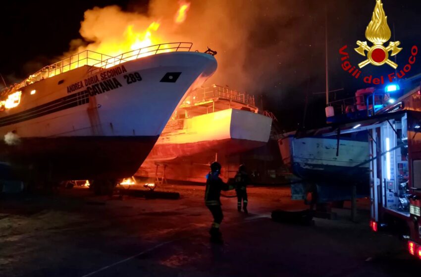  Incendio in un cantiere navale, distrutta una imbarcazione. Notte di lavoro per i Vigili del Fuoco