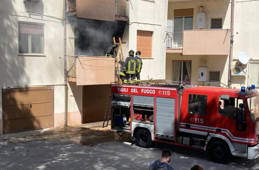  Incendio in una abitazione di Priolo, fiamme sul balcone: forse colpa del barbecue