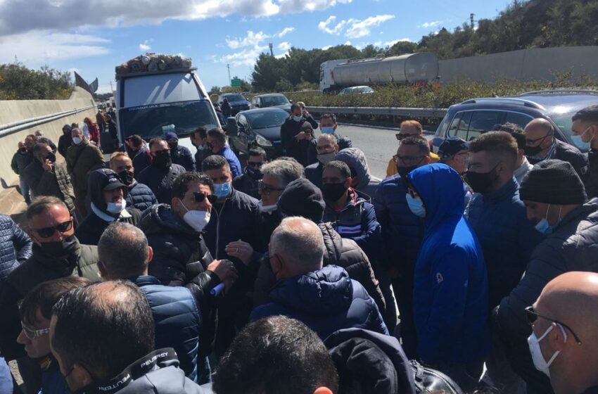  Siracusa. La protesta degli ambulanti sulla Tangenziale di Catania: "Vicini alla disperazione"