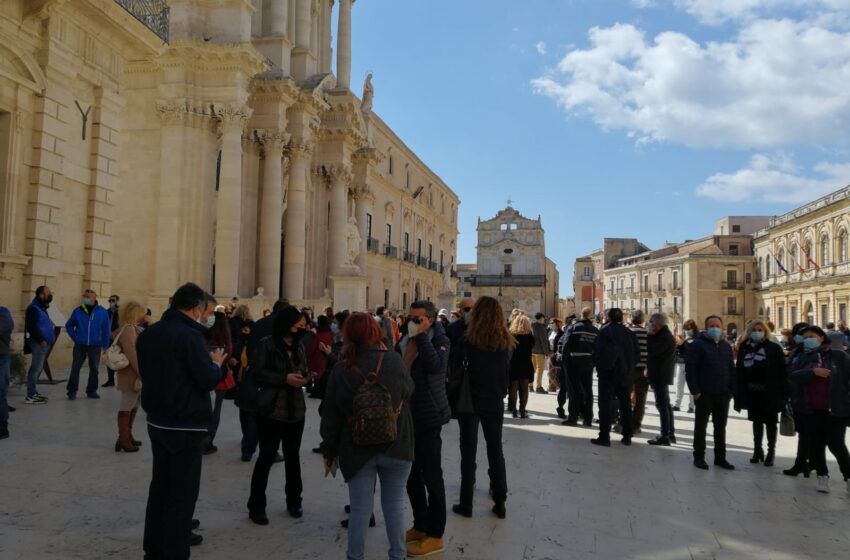  Sit-in dei precari del Comune di Siracusa: chiedono un incontro e il tempo pieno