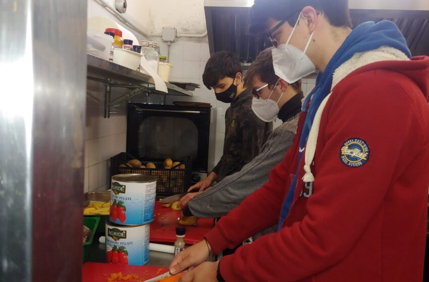  Siracusa. I giovani del Leo Club cucinano per la mensa del Pantheon: pasti caldi per 60 indigenti