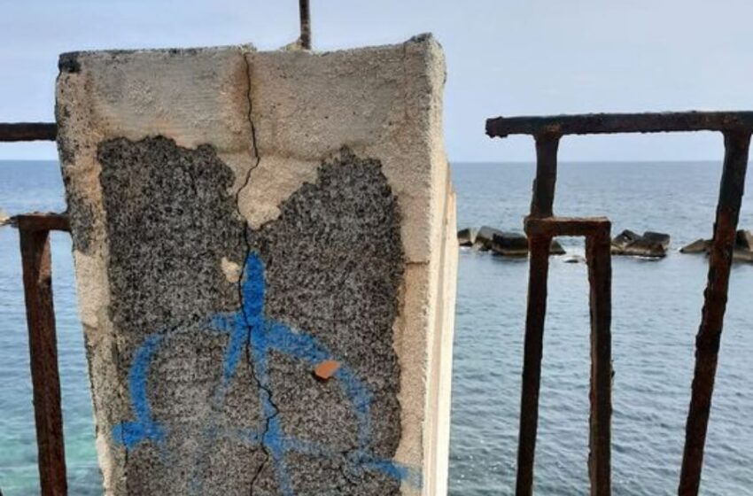  Siracusa. Lungomare di Levante, le ringhiere stanno cedendo in più punti