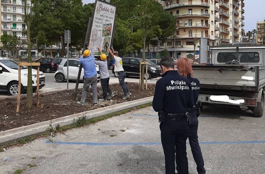  Siracusa. Rimossi 5 pannelli pubblicitari abusivi nella nuova aiuola alberata di piazza Adda