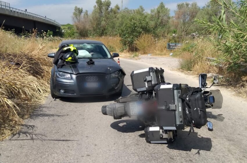  Terribile frontale auto-moto: sfonda con la testa il parabrezza, tutti illesi