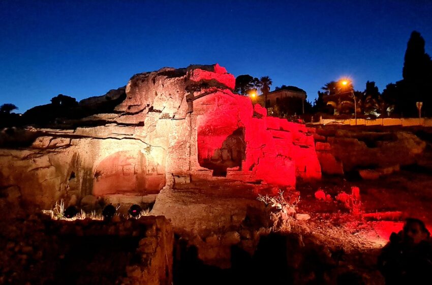  Siracusa. Festa della Regione, la Tomba d'Archimede illuminata di rosso e giallo